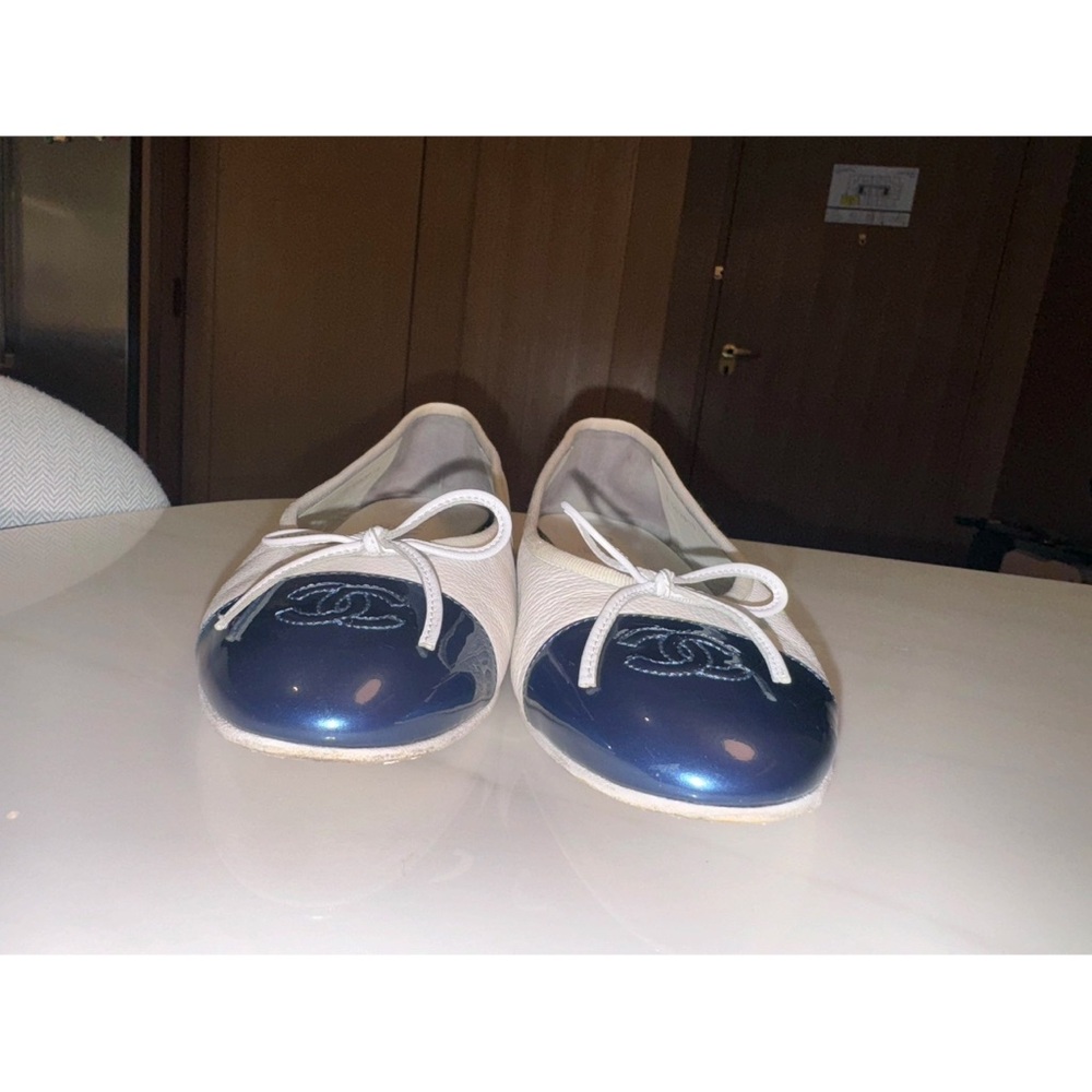 CHANEL Two-Tone White and Black Flats - Picture 2 of 11